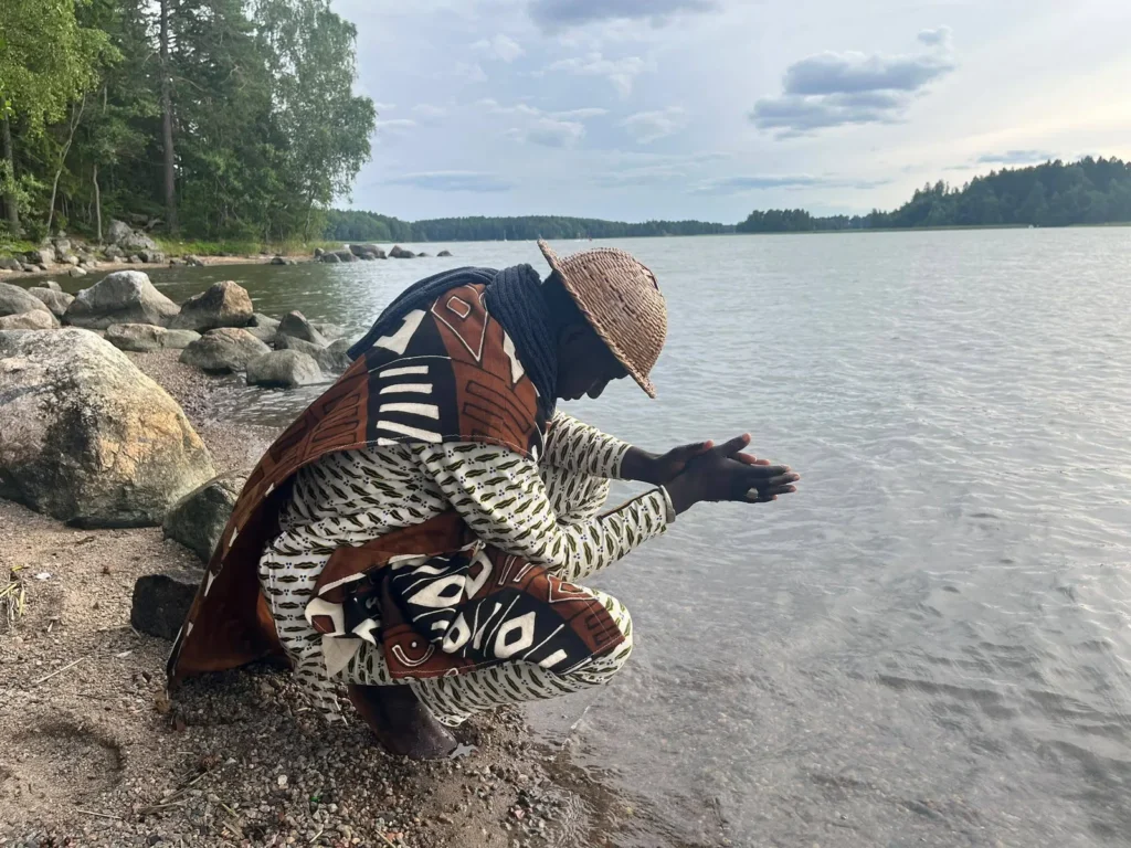 Bravo Suomessa järven rannalla