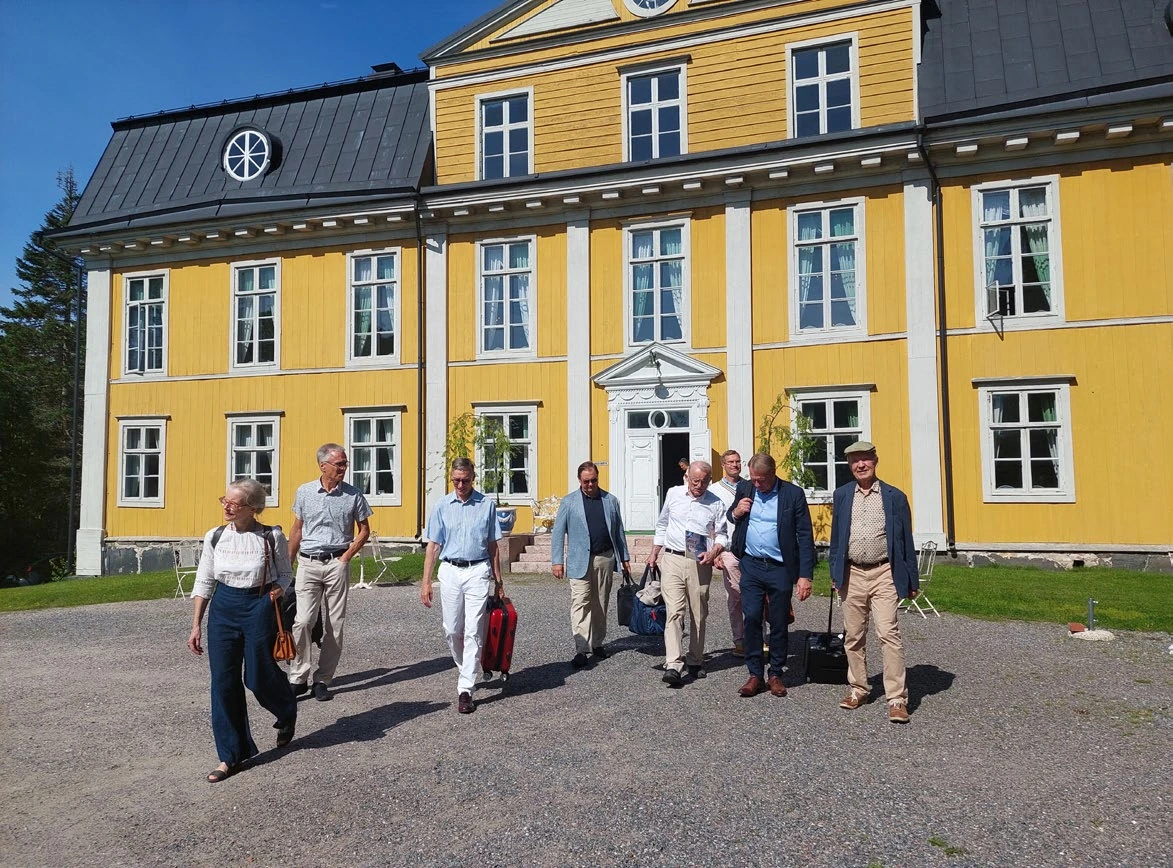 Säätiön hallitus rakennuksen edustalla